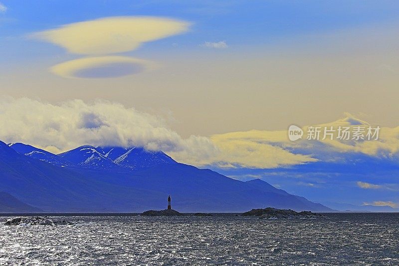 在乌斯怀亚-火地岛比格尔海峡景观远处的Les eclareurs灯塔